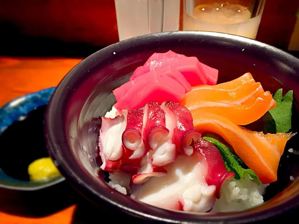 お気に入り居酒屋のおまかせ海鮮丼❤️中トロ、トロサーモン、タコの組合せ（＾ν＾）|パオパオあつこさん