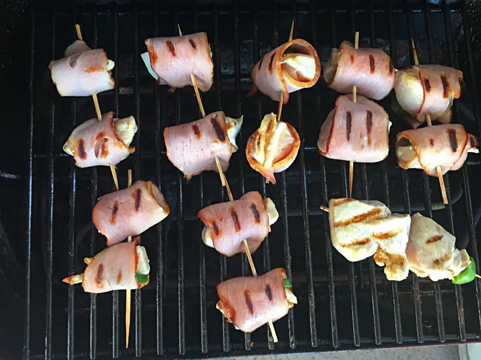 Apple wood smoked ham wrapped around chicken breast with a slice of jalapeño.|Garthoneさん