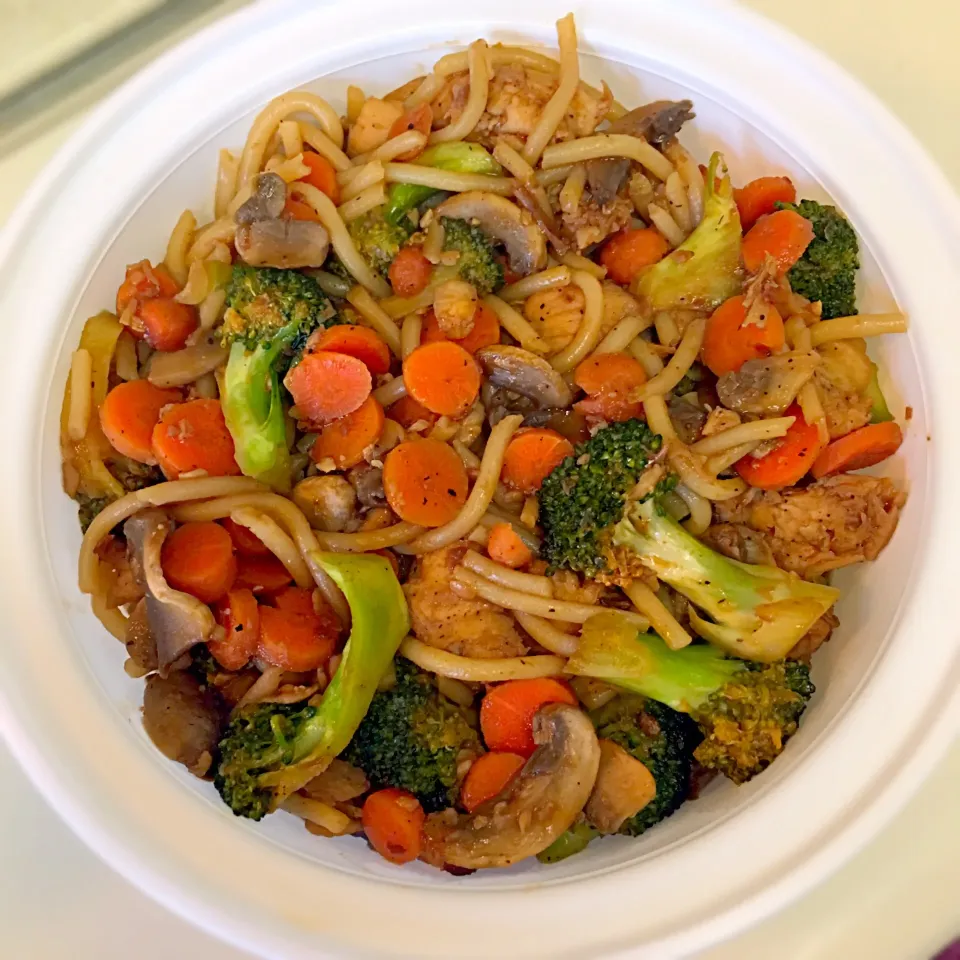 Stir-fired noodles with chicken and mix vegetables 🍜🌶🐔|Lukkaew_Lkさん