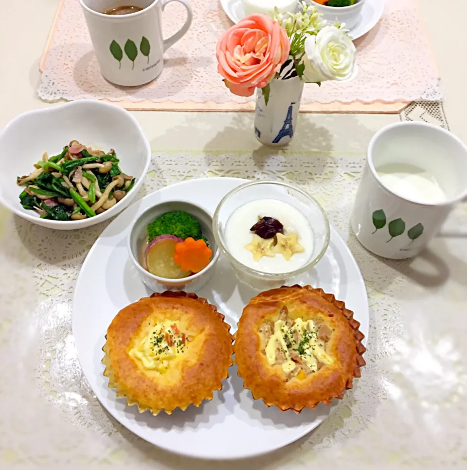 今日の朝食🍴ホットケーキミックスでツナマヨコーンパンとたまごパン＊温野菜＊バナナヨーグルト＊ほうれん草のソテー|ごまたまごさん