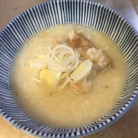 Snapdishの料理写真:納豆ご飯も捨てがたいけど、最も好きな朝ごはんは中華粥。作る工程は簡単だが、焦げ付かないように混ぜながら煮るので手間がかかる。
大学の頃、仲よかった友人の実家に感謝祭やクリスマスの休暇の際によく泊まりに行ったのだが、中華レストランを営むそのご家族のご飯はとても美味しかった。昼間はずっとみんなで麻雀をして、夕方スーパーに買|高村　丸岩 幸恵さん