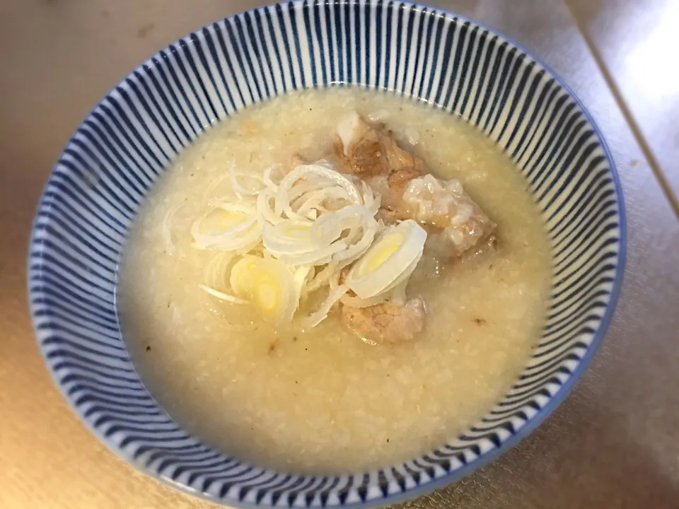 納豆ご飯も捨てがたいけど、最も好きな朝ごはんは中華粥。作る工程は簡単だが、焦げ付かないように混ぜながら煮るので手間がかかる。
大学の頃、仲よかった友人の実家に感謝祭やクリスマスの休暇の際によく泊まりに行ったのだが、中華レストランを営むそのご家族のご飯はとても美味しかった。昼間はずっとみんなで麻雀をして、夕方スーパーに買|高村　丸岩 幸恵さん