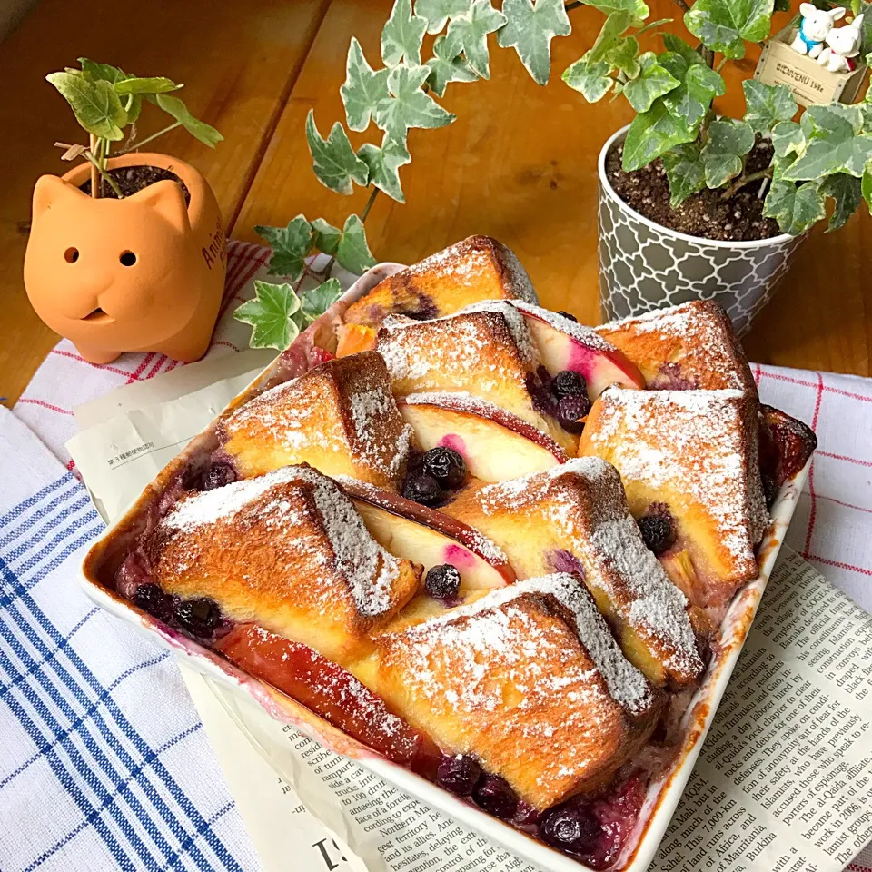 日曜のブランチは 🍎🍓アツアツで甘酸っぱい 焼きたてパンプティング🍮|Hollyさん