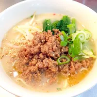 Snapdishの料理写真:豚骨ラーメン（ラ王）|やわ丸さん