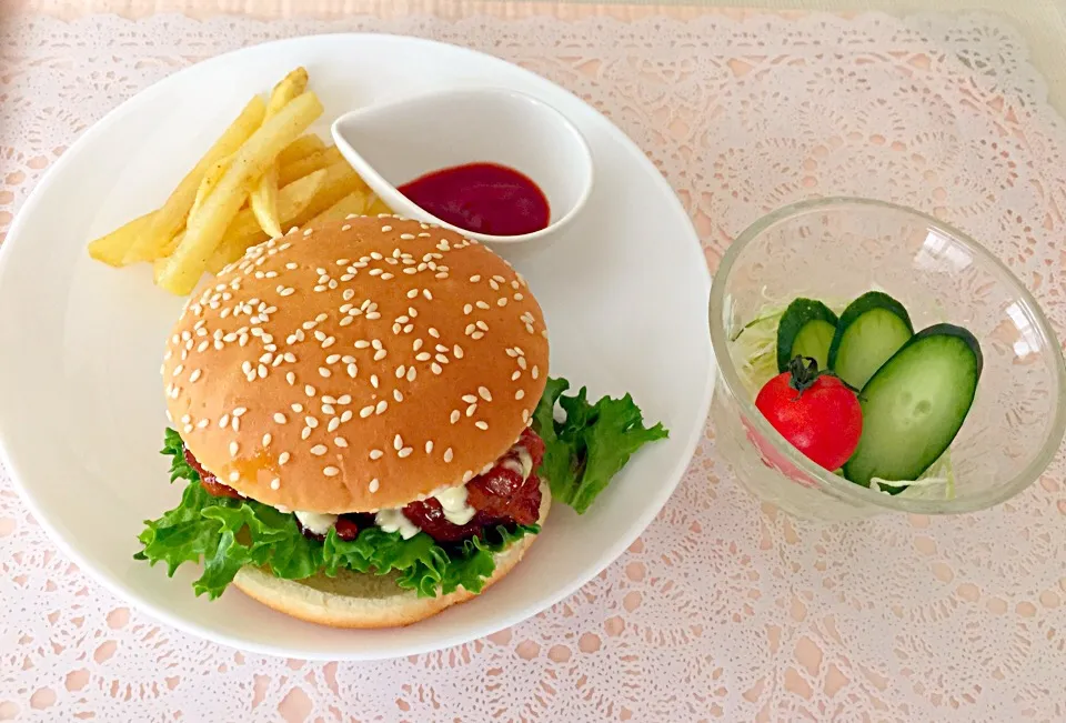 今日のランチ🍴チャイニーズチキンバーガー＊フライドポテト＊サラダ|ごまたまごさん