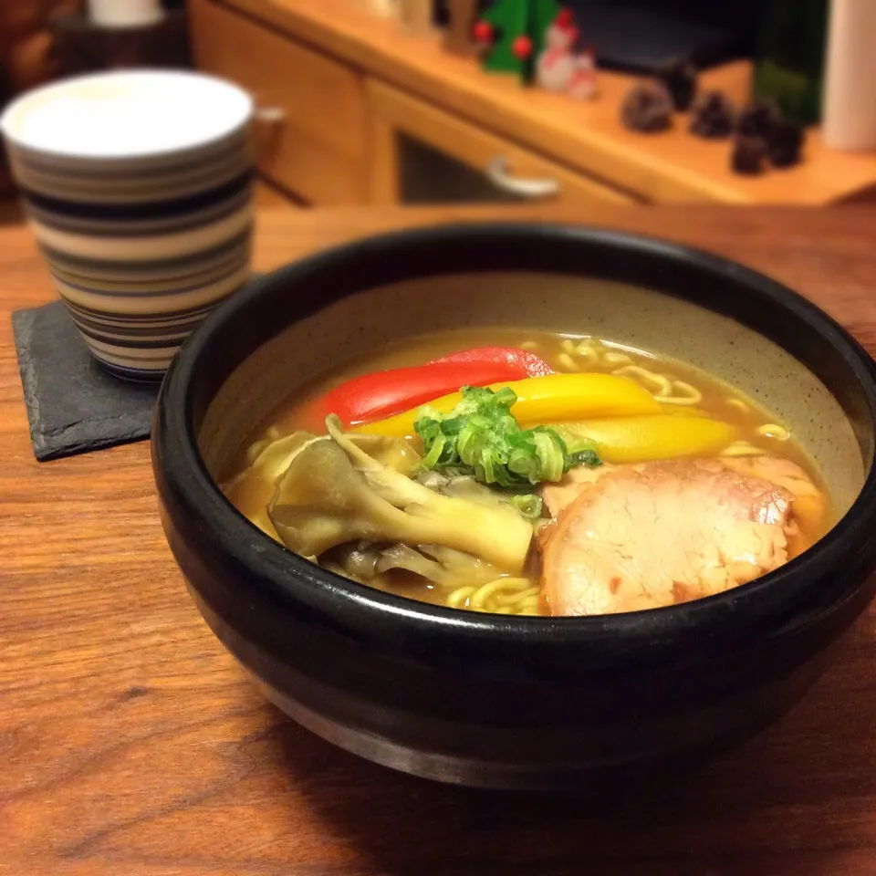 Snapdishの料理写真:ユミちゃんありがとう♡ ヤクルトの麺許皆伝 袋麺でカレーラーメン 2016.12.3|キラ姫さん