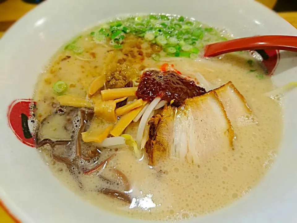 もう夕方ですが、お昼ご飯🎵
とんこつラーメンに❣|yokoさん