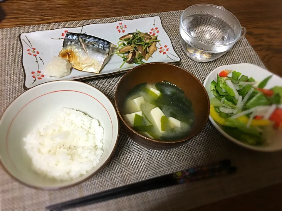 晩御飯☆鯖の塩焼き、しいたけ豆苗のバター醤油炒め、サラダ、お味噌汁|mikaさん