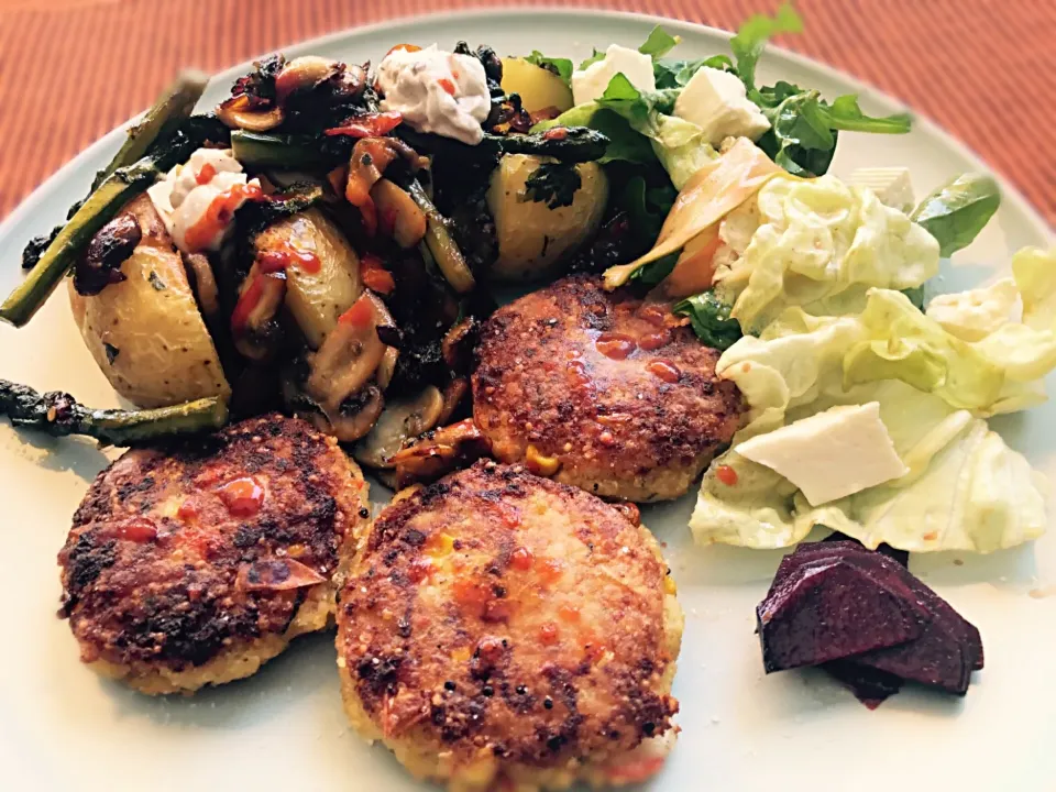 #quinoa #couscous #vegpatty #potato #mushroom #asparagus #salad #vegetarian|Sergio Lacuevaさん