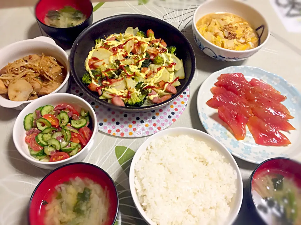 迷走する食卓…
ジャガイモとソーセージのギュウギュウ焼、白菜の煮浸し、マグロのヅケ、胡瓜とトマトのサラダ|tabyさん