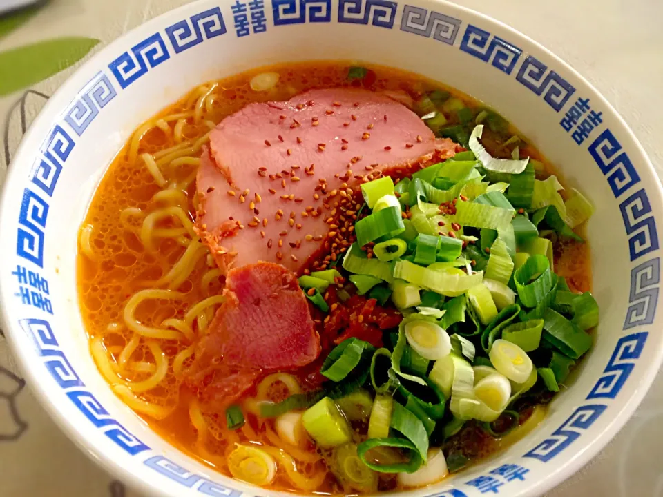 Snapdishの料理写真:ネギたっぷりの味噌ラーメンで家ランチ|tabyさん