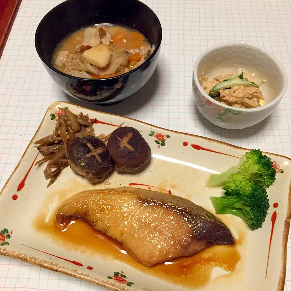 豚汁、ブリの照り焼き、肉詰め椎茸、きんぴらごぼう、ツナともやしの和え物☆|みいみいさん