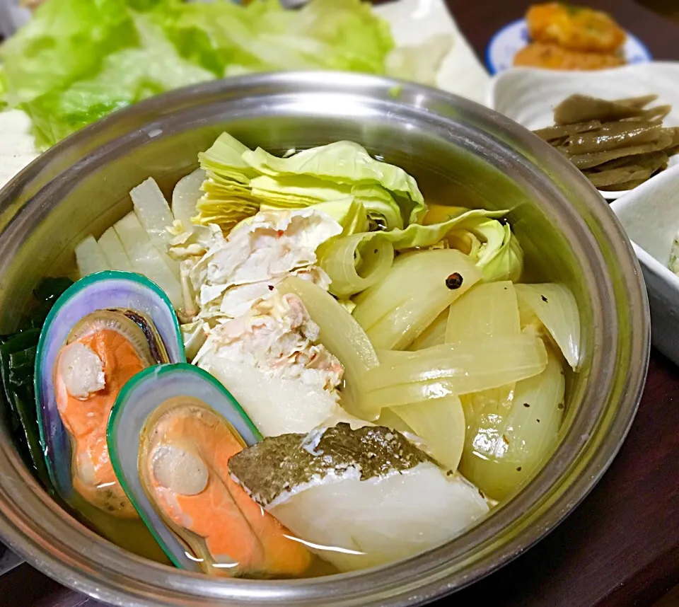 晩ごはん 海鮮コンソメ鍋 とり天 ポテサラ ごぼう煮|ぽんたさん