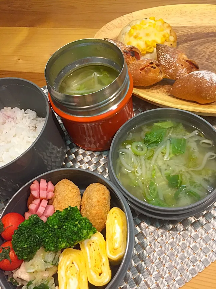 ふたり弁当

卵焼き
鶏肉のねぎ塩焼き
ソーセージ
かぼちゃのコロッケ
ミニトマト
ブロッコリー

お味噌汁(白菜 もやし ねぎ)

ベーコンエピ
コーンマヨチーズパン

#惣菜パン#ベーコンエピ#お味噌汁#卵焼き#焼き物|ひななぎさん