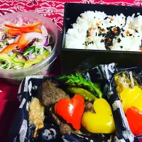 Snapdishの料理写真:愛母弁当 長男へ愛をこめて 嫌がらせ弁当（笑）  半額のステーキ298円を2人で|buzzさん