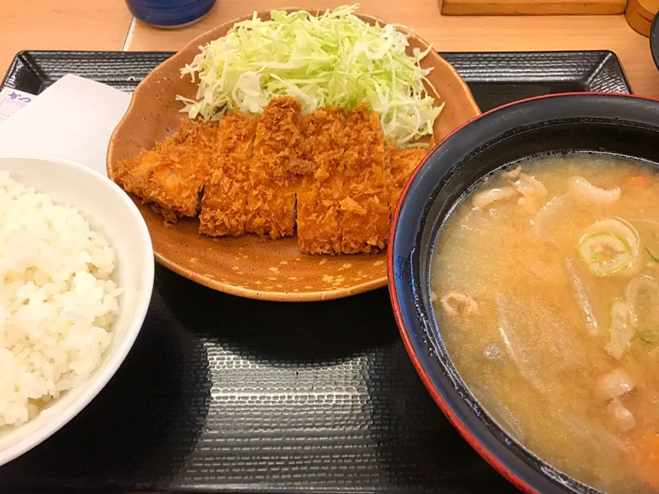 Snapdishの料理写真:朝ロースカツ定食 豚汁大に変更|マハロ菊池さん