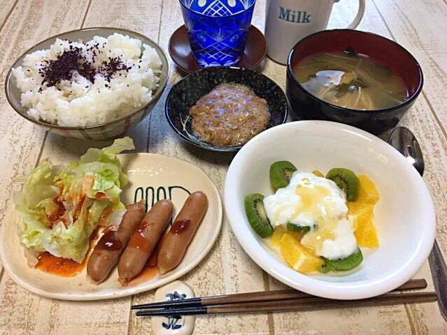 今日の男飯(＞人＜;)朝ごはんバージョン♬
粗挽きポークand納豆andもやしとエノキとワカメの味噌汁andしそごはんandキウイとネーブルの蜂蜜ヨーグルト♬|ひーちゃんさん