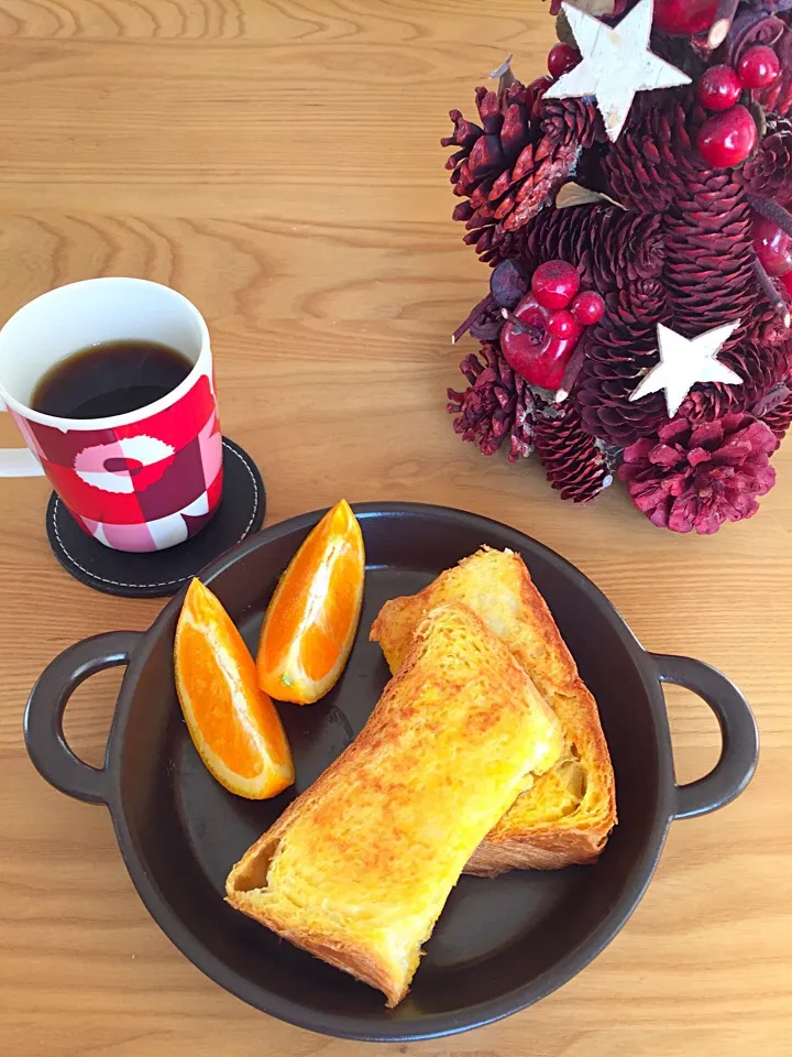 Snapdishの料理写真:ボローニャデニッシュで豆乳フレンチトースト🎄|Miki  Asakuraさん