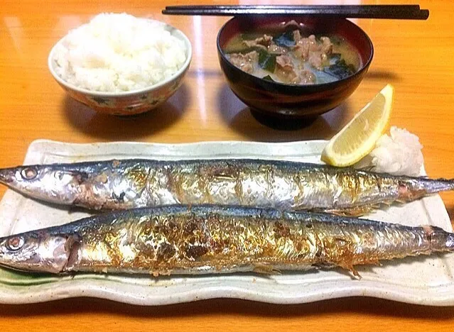 Snapdishの料理写真:質素めし 飾らない朝ごはん
秋刀魚の塩焼き 味噌汁|ガク魁‼︎男飯さん