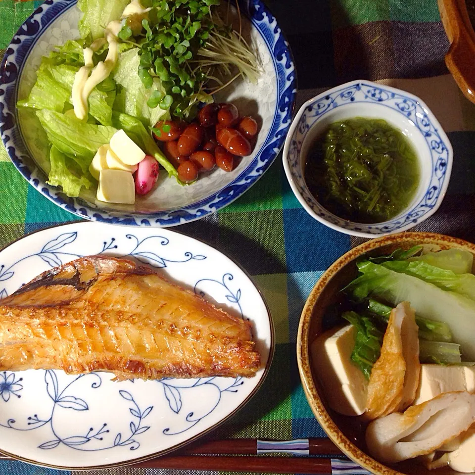 赤魚、湯豆腐、サラダ、めかぶ|shozuuさん