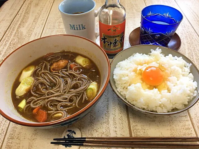 Snapdishの料理写真:今日の男飯(＞人＜;)お昼ごはんバージョン♬
暖まるポークチキンカレー蕎麦and至福の時のたまごかけごはん♬|ひーちゃんさん