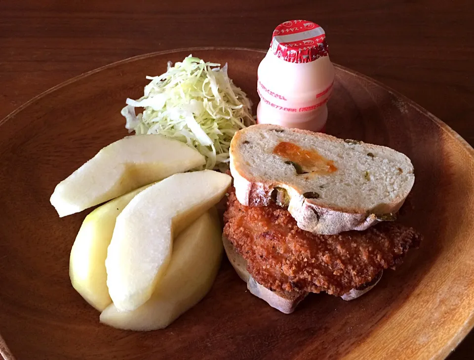 フライドチキンサンドとラフランスのランチ|マユマユさん