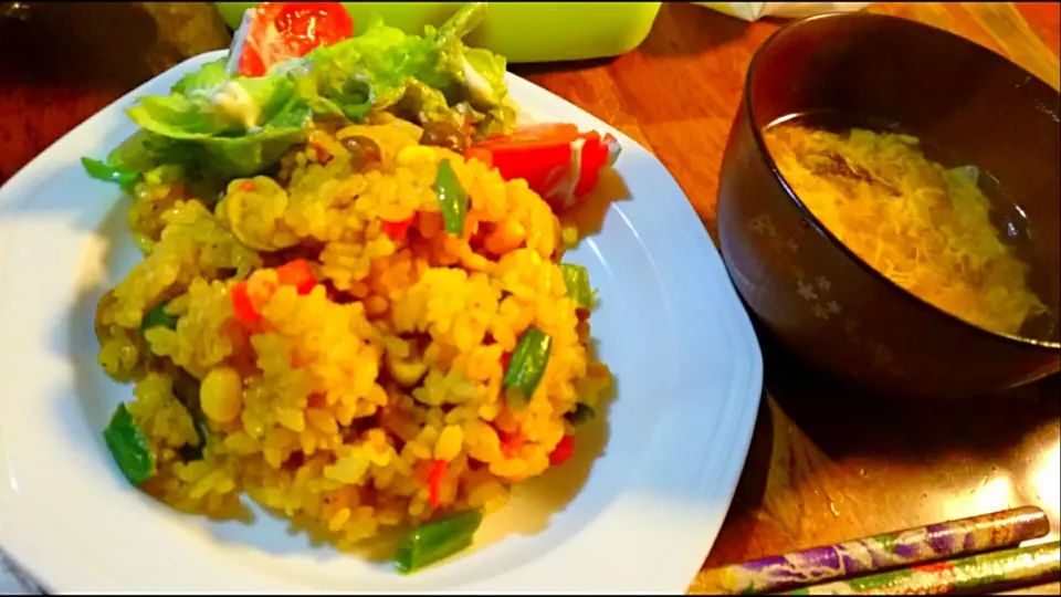 Snapdishの料理写真:161205 朝ごはん🌄
カレー炒飯🎵中華風卵スープ🌿|メイメイda.さん