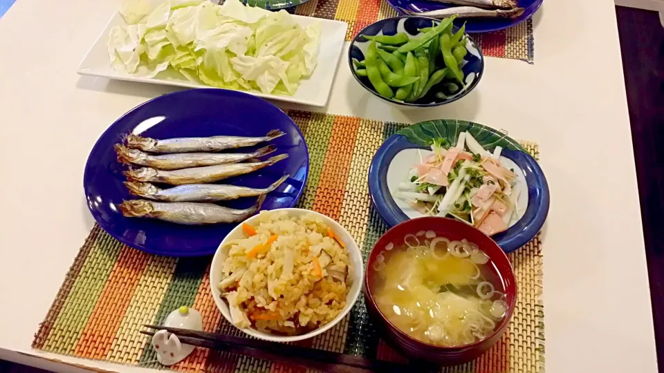 Snapdishの料理写真:今日の夕食　ししゃも、大根サラダ、きのこの炊き込みご飯、豆腐とわかめの味噌汁、塩きゃべつ、枝豆|pinknari🐰🌈さん