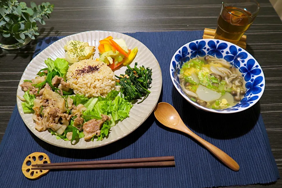 今夜のおうちごはん。玄米、豚肉とピーマン胡麻油炒め、ほうれん草ナッツ和え、セロリとパプリカのマリネ、玉ねぎチーズオーブン焼き、カブのコンソメスープです。|かれんさん