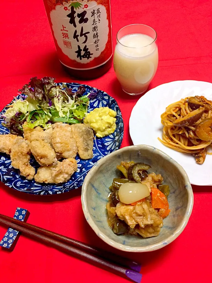 Snapdishの料理写真:晩ごはんは極楽飯( ◠‿◠ )😊🎵
今宵のほろ酔いは、松竹梅に甘酒入れてにごり酒🍶美味い😋💖
おつまみは、釣り𩸽の竜田揚げとらっきょ入り酢鶏に、ハーブを効かした大人なナポリタンピリ辛を肴にチビチビチビとひとり酒を楽しんでます( ◠‿◠ )
あ〜〜今宵は酔うね〜😍❤️🎵|はみちゃんさん