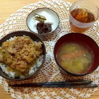 Snapdishの料理写真:豚丼
コンソメスープ
カブの漬物|野上真理子さん