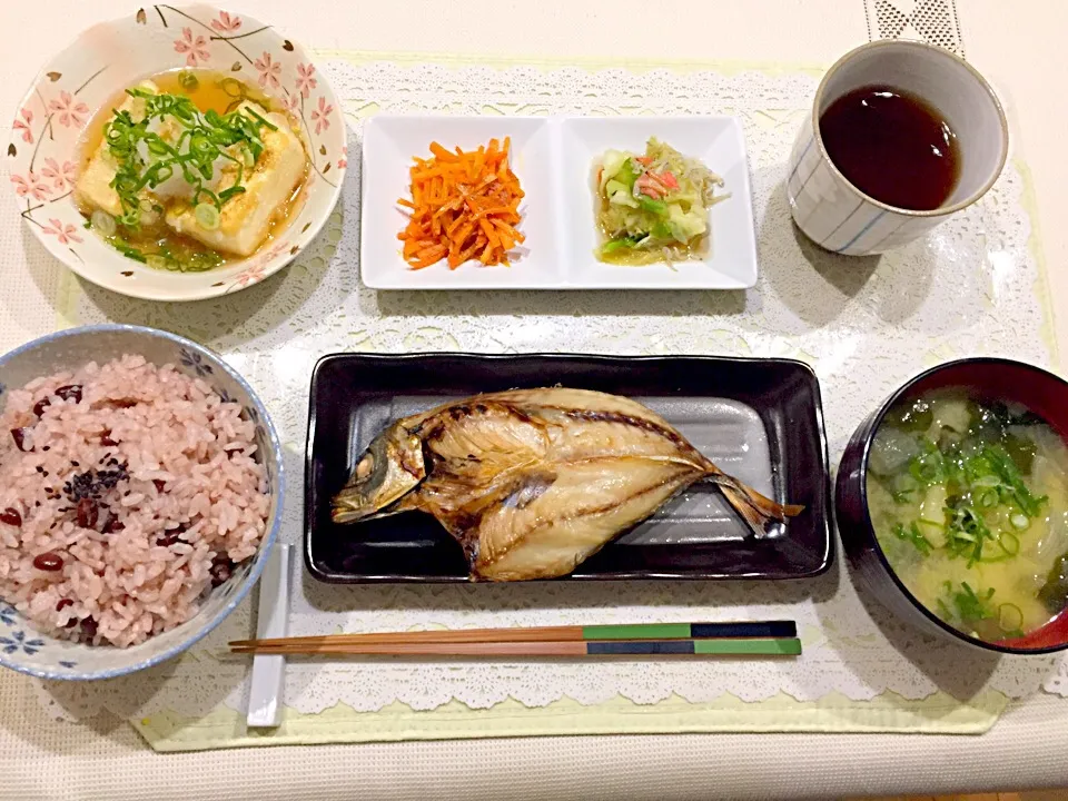 今日の夕ご飯🍴赤飯＊アジの干物＊揚げ出し豆腐＊にんじんのたらこ炒め＊キャベツの煮浸し＊じゃがいもの味噌汁|ごまたまごさん