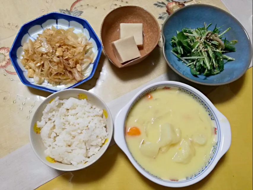 Snapdishの料理写真:晩ごはん
  - クリームシチュー
  - 水菜シメジいんげん豆の胡麻味噌あえ
  - 春雨野菜炒め 残り
  - 高野豆腐 残り|korinoさん