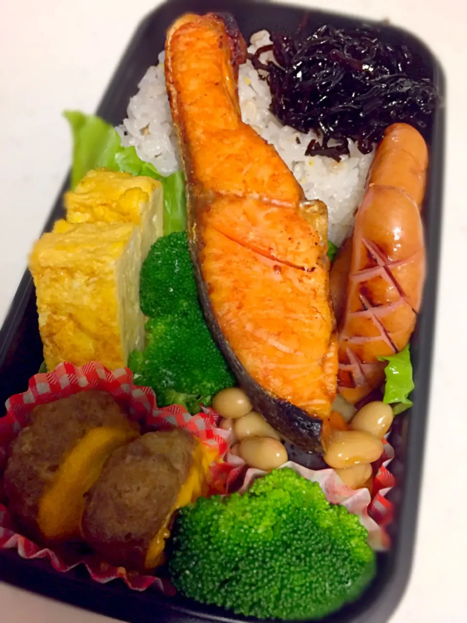 旦那弁当。シャケばっかでごめんよ。他の魚高いねん😂夜勤頑張って🍱‼︎|hst117さん