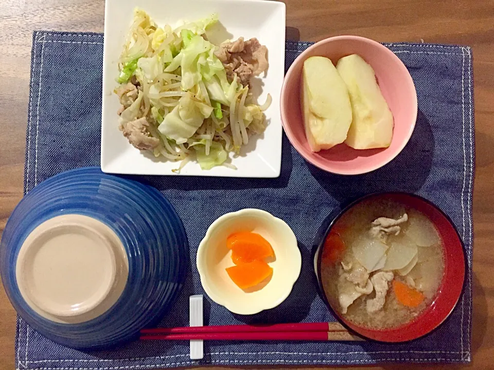 豚肉と野菜炒め、豚汁、漬けもの、ラフランス|せさん