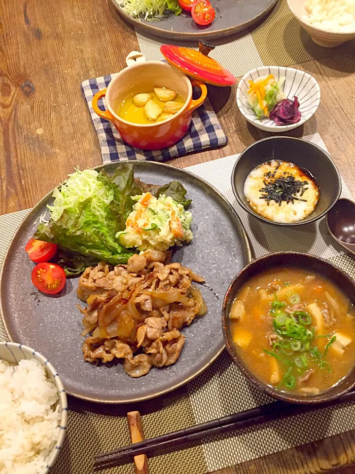 Snapdishの料理写真:今日の晩ごはん🍚生姜焼き、ポテトサラダ、具沢山豚汁🐷長芋とろろ、風邪気味の旦那の為にニンニクのオイル焼き✨お漬物🍃|まみりんごさん