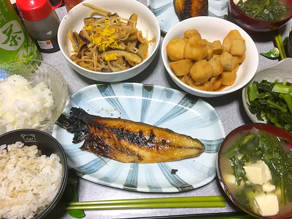 Snapdishの料理写真:もち麦飯中之条コシヒカリ合わせ、魚、里芋煮っころがし、野沢菜、大根おろし、柚子もやし茄子、春菊豆腐ネギ味噌汁|ms903さん