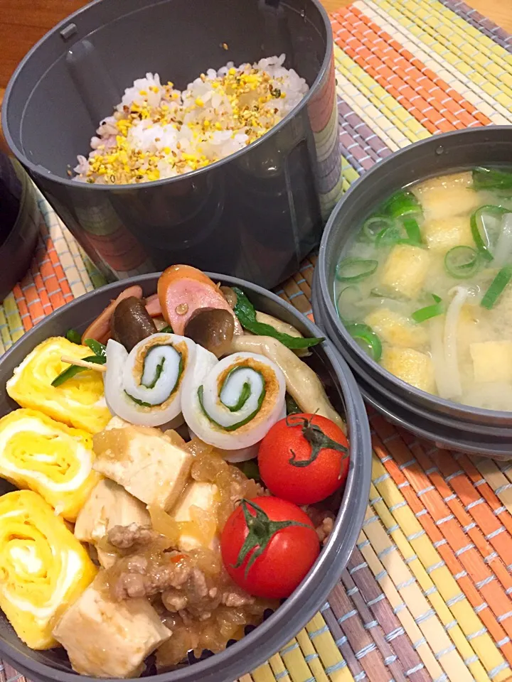 Snapdishの料理写真:パパたろ弁当

ふりかけごはん
卵焼き
ソーセージピーマンしめじの塩麹炒め
麻婆豆腐
ちくわの大葉巻き
ミニトマト

お味噌汁(もやし 油揚げ ねぎ じゃがいも|ひななぎさん