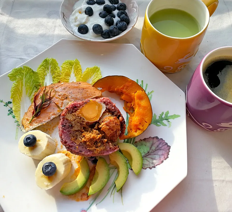 Morning～肉鬆蛋黃飯團&三文魚🍣|Lilyさん