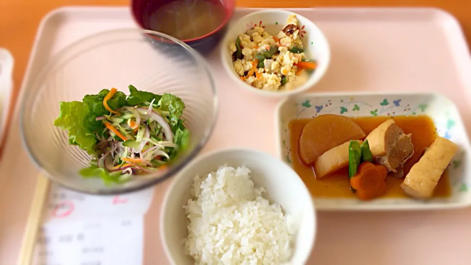 病院のお昼ご飯~豚の角煮、野菜サラダ、炒り豆腐、白菜スープ|hauuuu1113さん