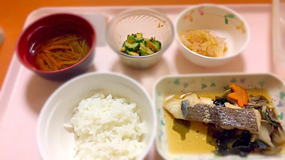 病院の夜ご飯~カレイの煮付け、根菜汁、もろみキュウリ、セロリの甘酢|hauuuu1113さん