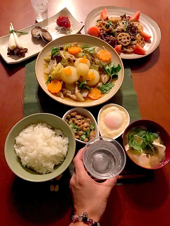 Snapdishの料理写真:Today's Dinner🍴前菜･野菜のごった煮･生姜たっぷり牛肉と野菜の炒め物･白飯･大和芋&温泉卵･ｵｸﾗ納豆･豆腐とわかめのお味噌汁|🌈Ami🍻さん