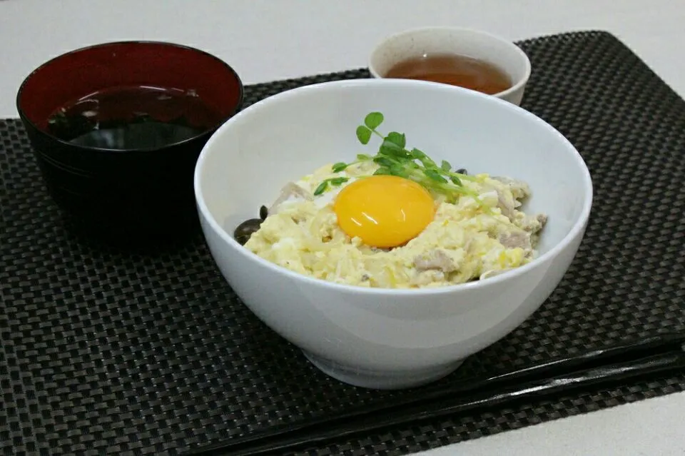 今日のお昼ごはん。
•親子丼
•しじみとワカメのスープ|cananaさん