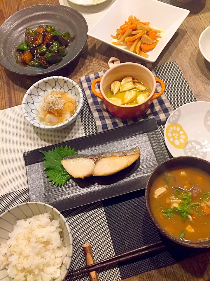 今日はヘルシー和食🍚
鰆の塩焼き🐟ナスとピーマンの味噌炒め🍆🍃レンコンのきんぴら、シラス下ろし、再びのニンニクのオイル焼き、2日目豚汁🐷|まみりんごさん