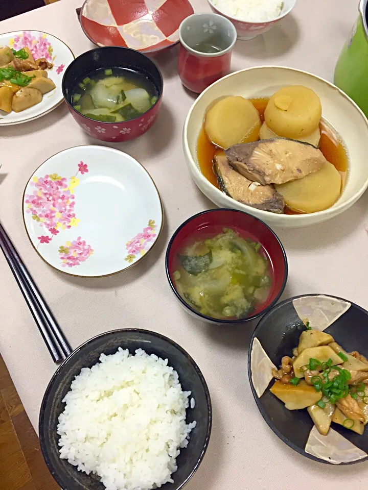 ぶり大根

里芋と豚肉の甘辛炒め

玉ねぎの味噌汁|ひまわりさん