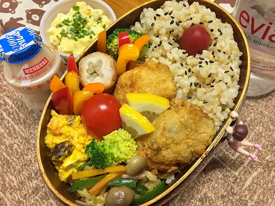 玄米ご飯&カキフライ(特製タルタルソース)&もやしの豚肉巻き&ペペロン切干し大根&かぼちゃのデリ風サラダ&パプリカ&ブロッコリー&プチトマトのダーリンお弁当♪

#弁当 #フチ子 #カキフライ#デリ風|桃実さん