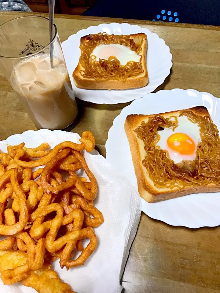 Snapdishの料理写真:焼きそばの玉子入りトースト、チュロス❤(｡☌ᴗ☌｡)|Norio Fukudaさん