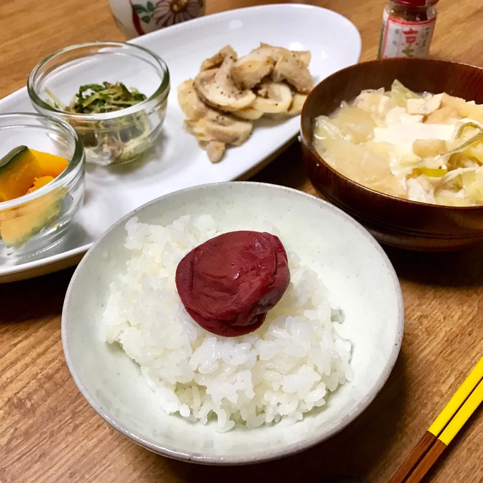 Snapdishの料理写真:今朝も冷え込みました‼️
具だくさんお味噌汁であったまり
いってらっしゃ〜い😊|こぶたちゃんさん