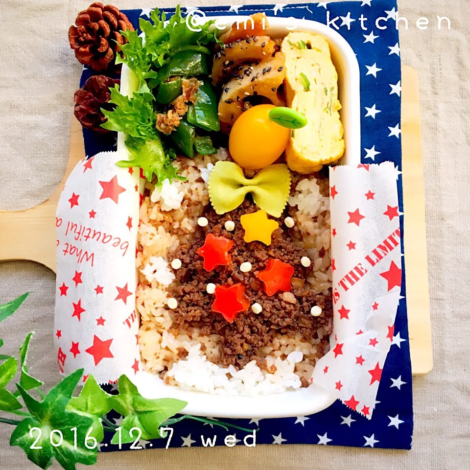 洋風肉そぼろご飯のクリスマスツリー弁当|えみぃさん