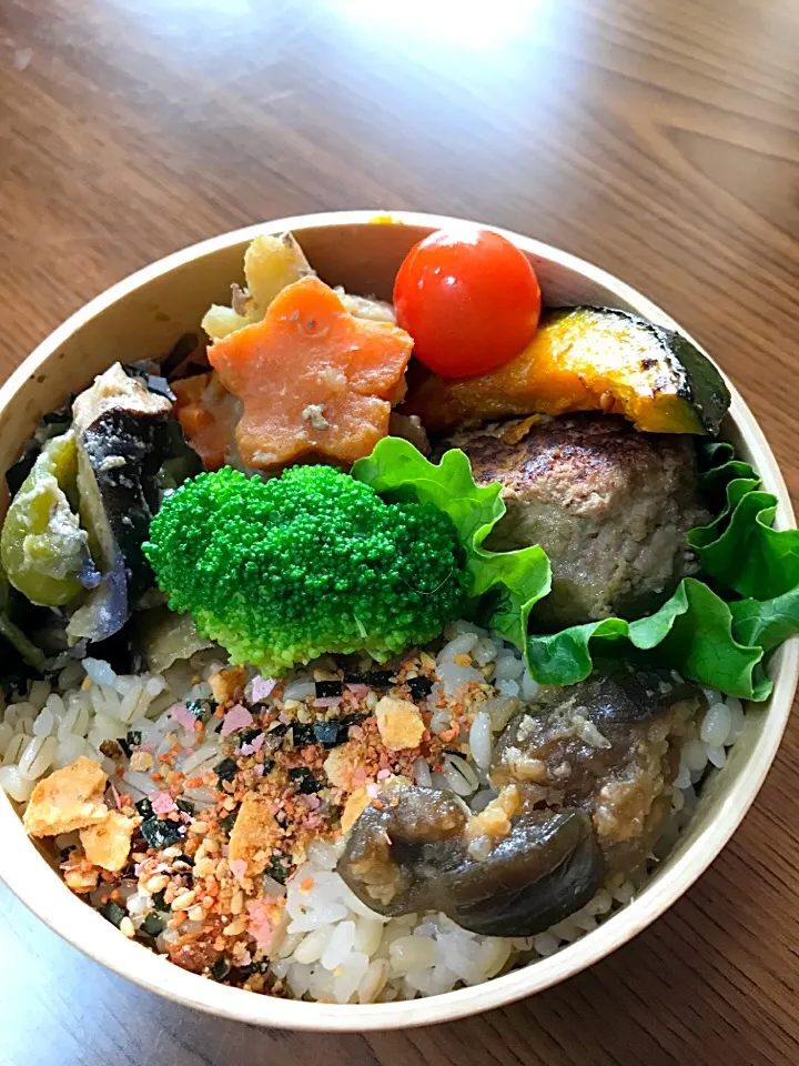 今日はダンナの分だけ🍱
かやのやの野菜出汁でカンタン味付け
ハンバーグ、煮物、ピーマンとお茄子の
柚味噌炒め🤗🎶|5ネコママさん